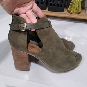 [H452] Reaction Kenneth Cole Green Suede Block Heels, Size 7